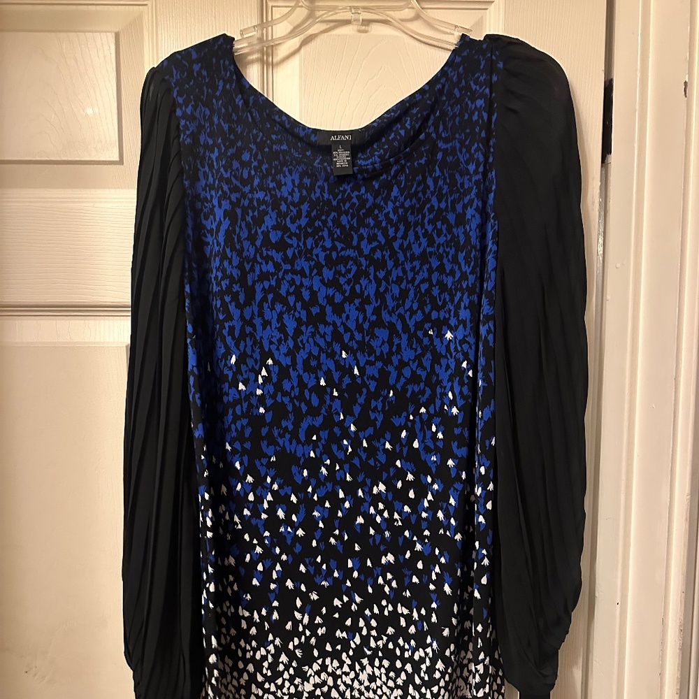 Alfani || Size L || Blue/Black/White Abstract Blouse w/ Contrast Sleeves || NWT